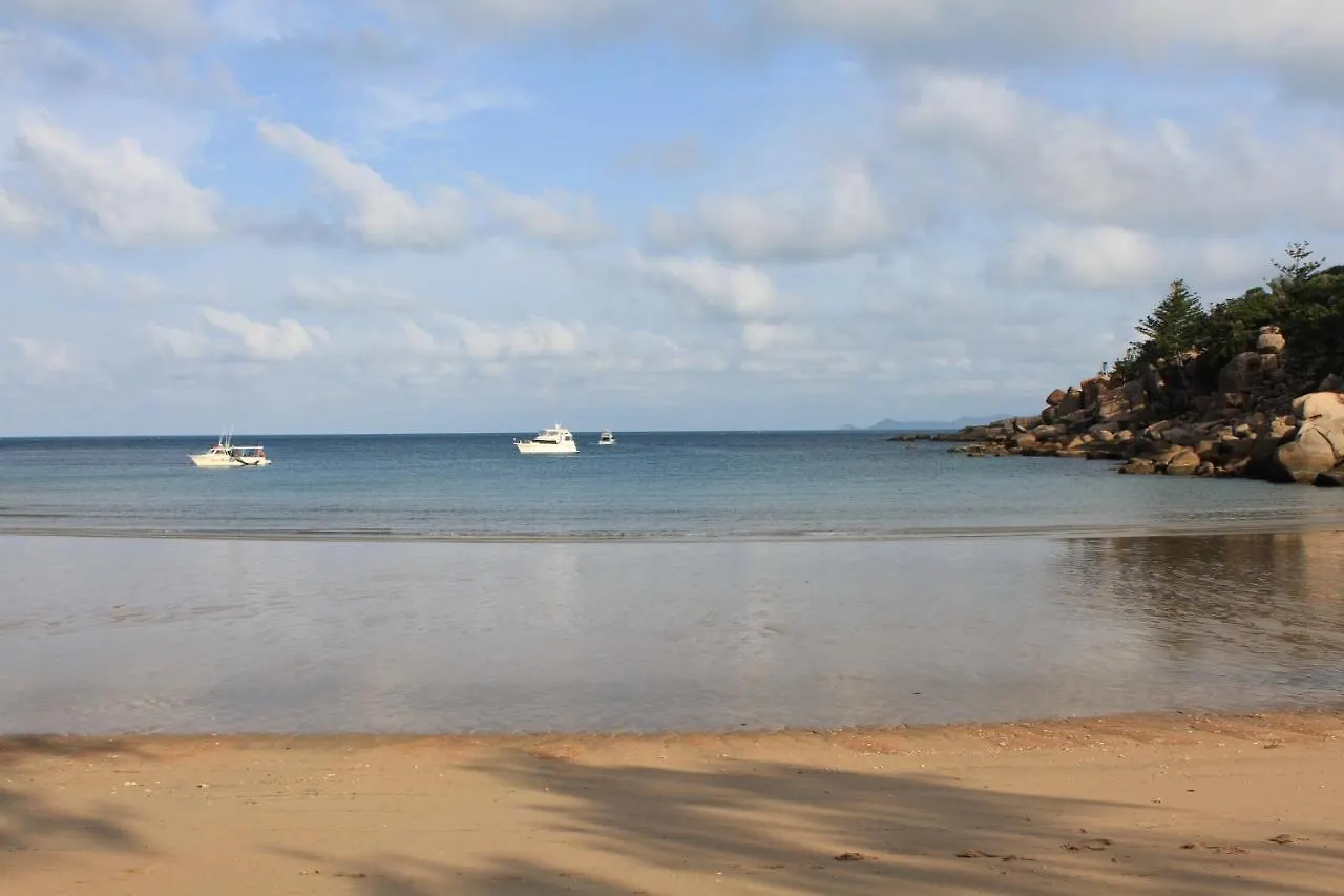 Beachside Cottage - A Private Peaceful Hidden Gem 50M To Beach Nelly Bay Australia