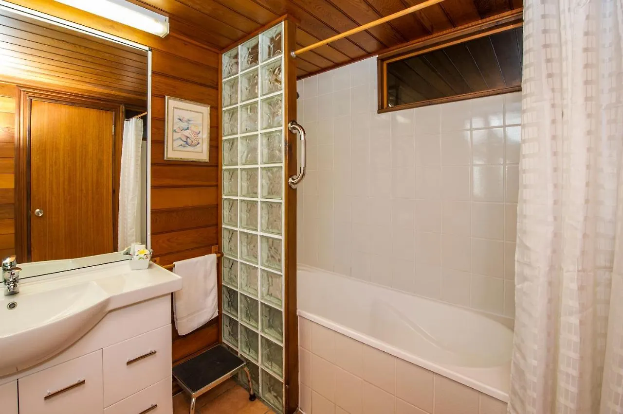 Beachside Cottage - A Private Peaceful Hidden Gem 50M To Beach Nelly Bay